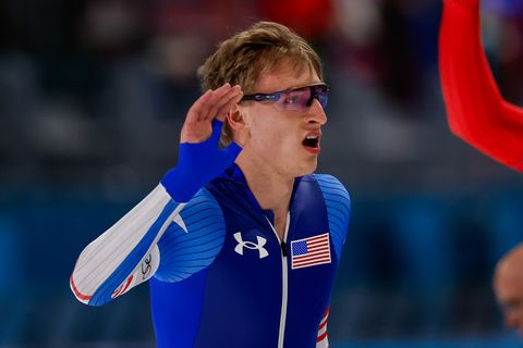 Topschaatser Jordan Stolz kijkt op van vreemd verhaal: 'Hoe ga je daar nou dood van?'