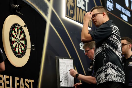 Topdarter Gian van Veen (23) moet na hel in ziekenhuis mogelijk ook Premier League Darts in Berlijn missen