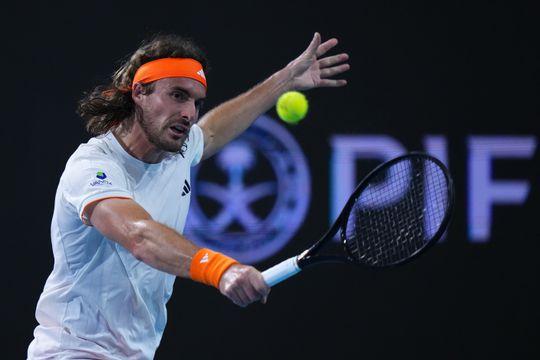 Toptennisser komt na totale afgang met opvallende verklaring: 'Ik zie de bal niet!'