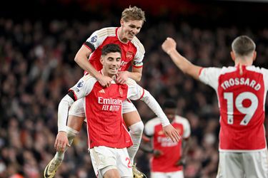 Arsenal laat geen spaan heel van Chelsea en zet Liverpool en Manchester City onder druk