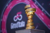 De iconische "infinty" trofee voor de eindwinnaar van de Giro d'Italia. ©Getty Images
