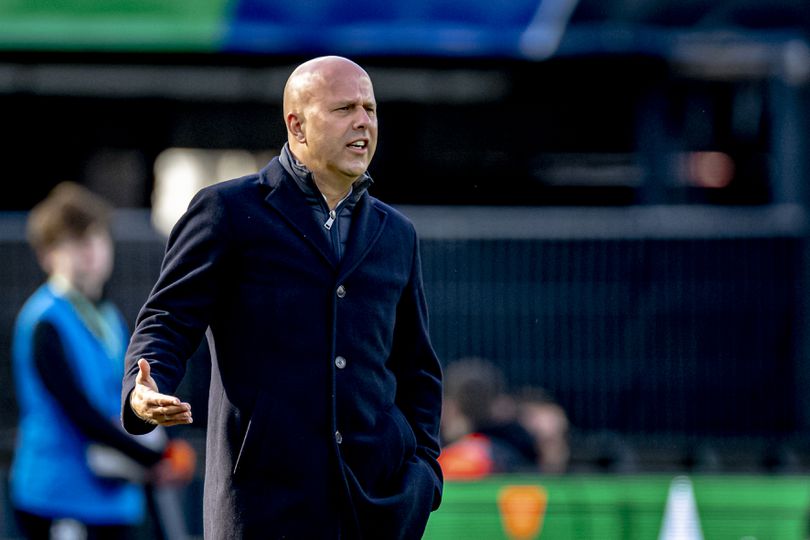 Arne Slot lacht na vraag over vertrek bij Feyenoord, Dennis te Kloese: 'Gaan er vanuit dat hij blijft'