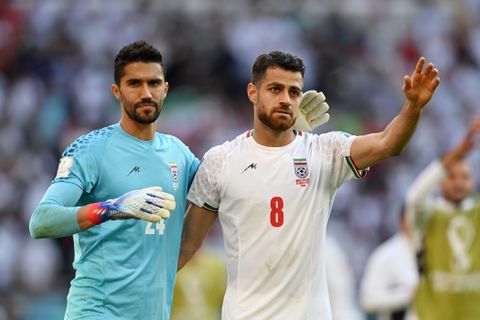 Iraanse keeper krijgt schorsing voor omhelzen vrouwelijke fan zonder hoofddoek