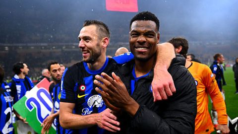 Emile Schelvis facetimet Stefan de Vrij, die al aan het feesten is: 'Kom eens terug uit die bus'