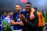 Stefan de Vrij viert feest met Denzel Dumfries / Getty Images