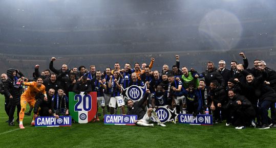 Internazionale grijpt ondanks rode kaart Denzel Dumfries de landstitel in derby tegen AC Milan