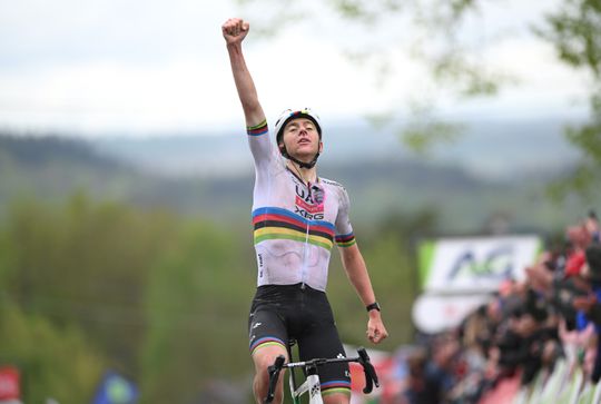 Tadej Pogacar wint voor de tweede keer Waalse Pijl na indrukwekkende slotklim