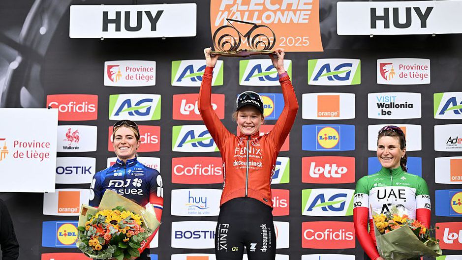 Puck Pieterse dankt Annemiek van Vleuten voor haar rol in zege Waalse Pijl, ploegleider verliest weddenschap