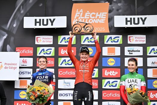 Puck Pieterse dankt Annemiek van Vleuten voor haar rol in zege Waalse Pijl, ploegleider verliest weddenschap