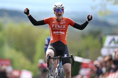 Puck Pieterse te sterk voor landgenote in Waalse Pijl en pakt tweede profzege op de weg