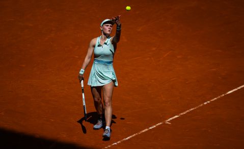 Nederlandse toptennisster legt het in slopende partij af tegen gevallen talent