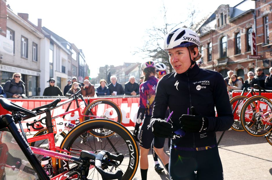 Topwielrenster Anna van der Breggen meldt zich na 'ijdele hoop' op het laatste moment af voor Waalse Pijl