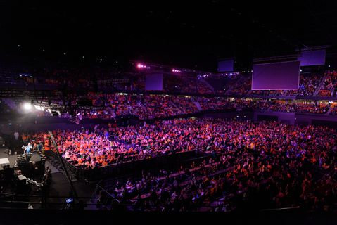 Schandalige acties tijdens Premier League Darts in Rotterdam: 'Veel onrust, er werd met stoelen gegooid'