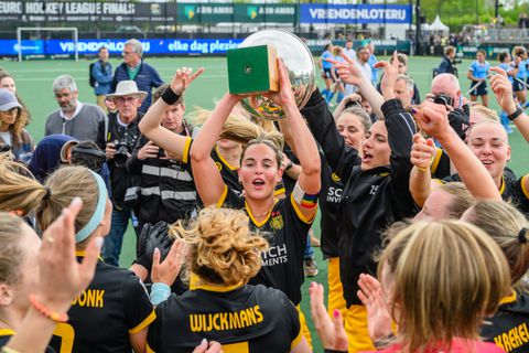 Tophockeyster deelt beelden van groot succes, voetbalvriendin Jill Roord reageert: 'Ik vind je leuk'