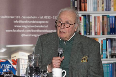 Legendarische sportjournalist Mart Smeets zucht diep na vraag over gezondheid: 'Heel erg als je dat hebt'