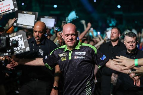 Michael van Gerwen toont magie tegen Luke Littler, topdarter spoelt beschamend moment weg in Premier League