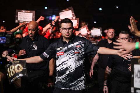 Gian van Veen viert verjaardag met opvallende verandering, topdarter pakt belangrijke zege in Premier League