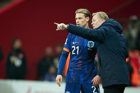 Frenkie de Jong geniet van geweldige woorden Ronald Koeman na bijzonder record: 'Meer dan een trainer'