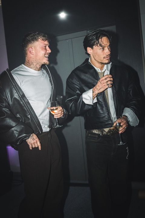 Nederlandse profvoetballer vindt afleiding in mode-industrie: 'Geef mij maar wat kleding en een schaar'