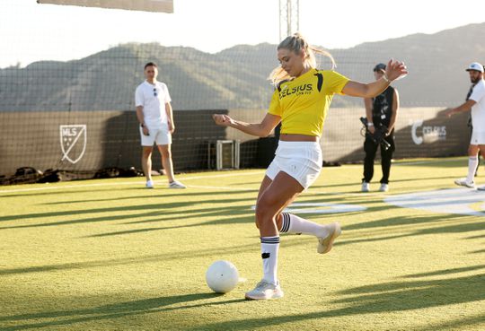 Jutta Leerdam laat zich zien op voetbalveld: topschaatsster krijgt kopstoot na ongelukkig moment