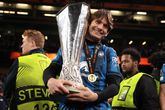 Marten de Roon en de Europa League-beker. Getty Images
