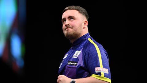 Video | Luke Littler gooit 9-darter in finale Premier League Darts tegen Luke Humphries