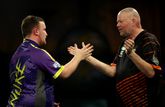 Luke Littler en Raymond van Barneveld speelden tegen elkaar op het WK darts, de nieuwe tegen de oude garde. ©Getty Images