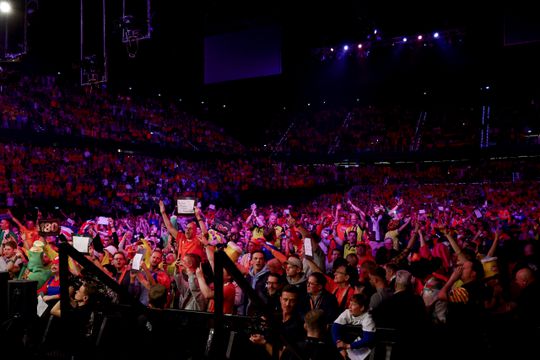 Heerlijke sfeer bij ontknoping Premier League Darts: recordaantal toeschouwers in Londen