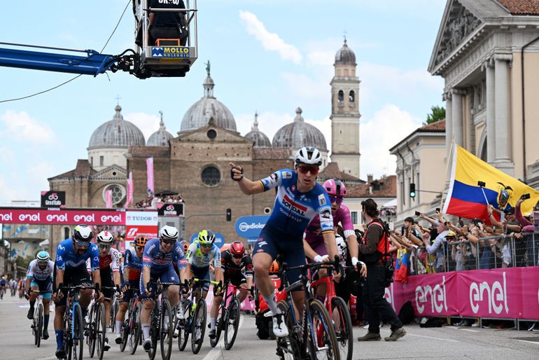 Tim Merlier verslaat Jonathan Milan in de massasprint en boekt zijn tweede ritzege in de Giro
