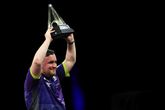 Luke Littler won de Premier League Darts en krijgt daar 275.000 pond prijzengeld voor (plus 40.000 pond extra). ©PDC Darts