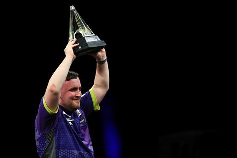 Luke Littler houdt tonnen over aan Premier League Darts: 'Ik ga mezelf flink verwennen'