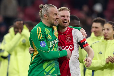 'Ajax slaat een belangrijke slag en bereikt akkoord voor contractverlenging twee sterkhouders'