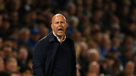 Geïrriteerde toptrainer Arne Slot haalt hard uit: 'Dat vind ik om te janken'