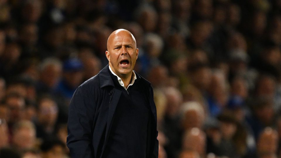 Geïrriteerde toptrainer Arne Slot haalt hard uit: 'Dat vind ik om te janken' image