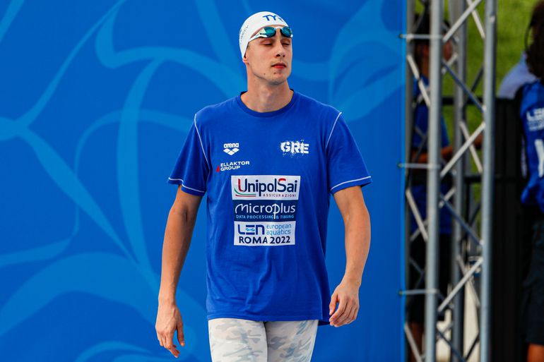 Griekse topzwemmer zwemt op bizar evenement waar doping toegestaan is wereldrecord en wint miljoen dollar