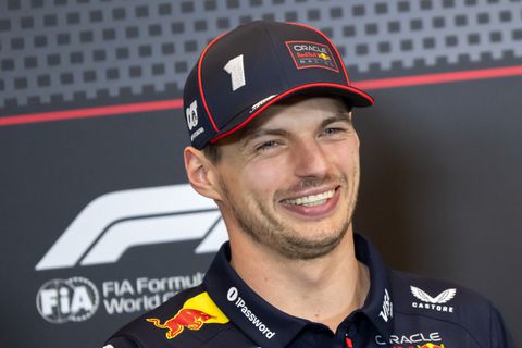 Max Verstappen maakt slim gebruik van populariteit schuilnaam Franz Hermann: 'Ga eens kijken!'
