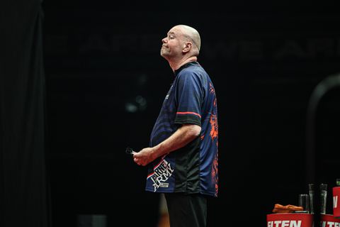 Topdarter Raymond van Barneveld (58) denkt aan ingrijpend besluit: 'Daar worstel ik wel mee'