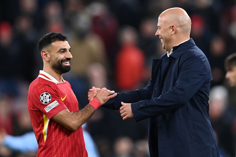 Arne Slot ziet unieke kans voor Mohamed Salah: 'Als hij ooit de Ballon d'Or kan winnen, dan is het nu'