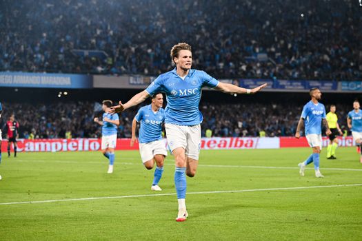 Geen titel voor Denzel Dumfries en Stefan de Vrij, Napoli kroont zich dankzij Schotse held tot kampioen