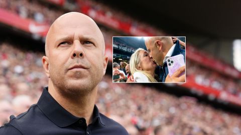 Toptrainer Arne Slot openhartig over vrouw na inbreuk op privacy: 'Dat vindt ze het moeilijkste'