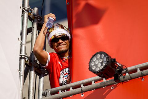 PSV-smaakmaker laat vakantiekoffer zien na kampioenschap met daarin grote fles drank van kampioensfeest