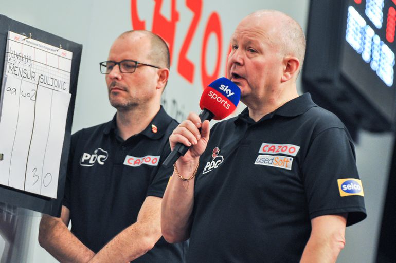 'Iconische scheidsrechter in dartssport stopt na dit seizoen met 180 roepen'