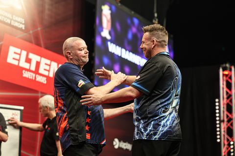 Raymond van Barneveld verliest in 'emotioneel' onderonsje bijna van analist Viaplay op Euro Tour Rosmalen