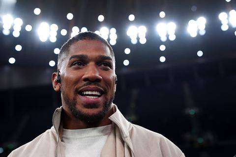 Boksicoon Anthony Joshua verschijnt bij gevecht tussen Rico Verhoeven en Oleksandr Usyk en stelt opmerkelijke vraag