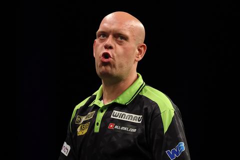 Topdarter Michael van Gerwen kruipt door oog van de naald na dramaweek: 'Soms heb je van die dagen'