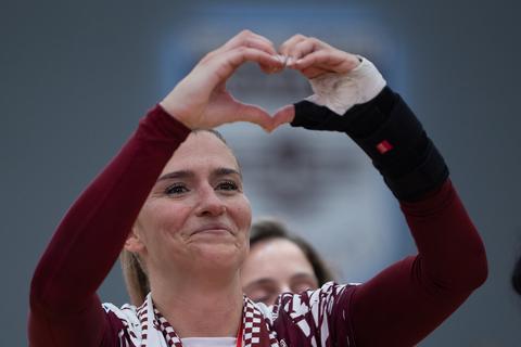 Handbalicoon Estavana Polman houdt het niet droog door prachtig eerbetoon van fans bij afscheid