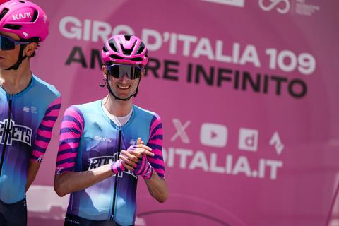 Nederlandse topwielrenner (38) krijgt lachers op zijn hand met muzikale warming-up voor Giro d'Italia