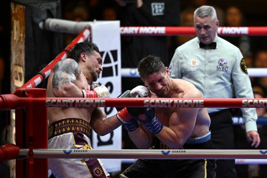 Bijval voor Rico Verhoeven na omstreden einde van gevecht met Oleksandr Usyk: 'Het had gekund'
