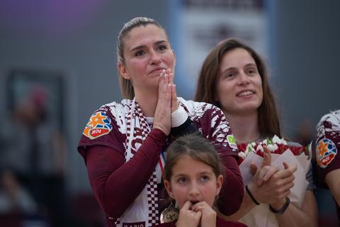 Estavana Polman krijgt prachtig eerbetoon van fans tijdens afscheid: handbalicoon houdt het niet droog