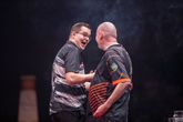 Gian van Veen en  Raymond van Barneveld. © PDC Darts